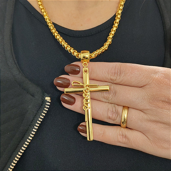Colar correntaria com pingente cruz e escrita jesus folheado em ouro