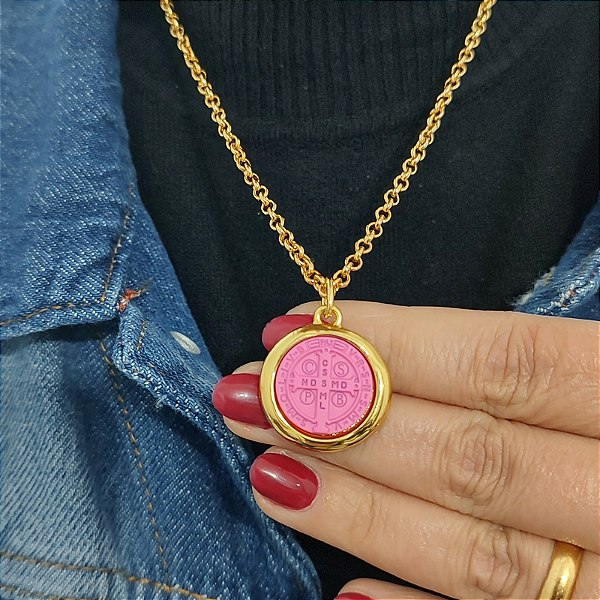 Colar correntaria íris pp com pingente São Bento com resina rosa folheado em ouro 45 cm