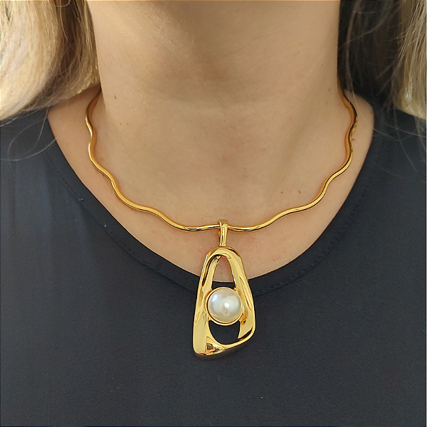 Colar aro fixo ondulado com pingente de peça orgânico com pingente folheado em ouro