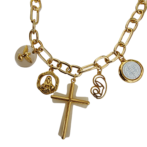 Colar correntaria G  com pingentes religiosos como cruz, são bento , nossa senhora e  espirito santo folheado em ouro