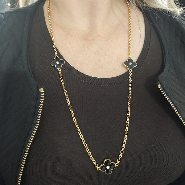 Colar longo com detalhe de três trevos resina preta com strass folheado em ouro