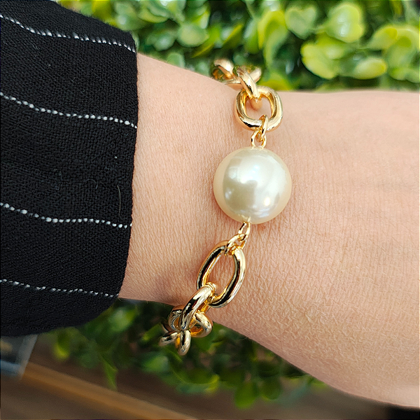 Pulseira correntaria elos largos com pingente pérola big folheado em ouro ( tamanho único serve até pulso 18 cm)