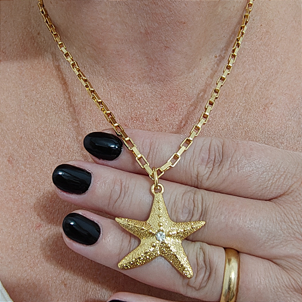 Colar correntaria com pingente de estrela com detalhe de strass  folheado em ouro (45 cm)