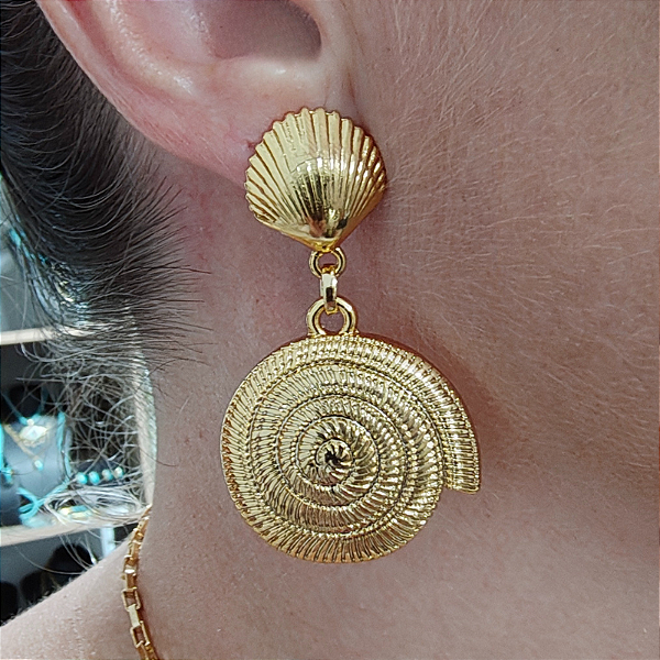 Brinco de concha em formato espiral folheado em ouro