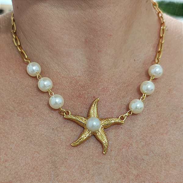 Colar correntaria com detalhe de pérolas e pingente de estrela folheado em ouro (40 cm)