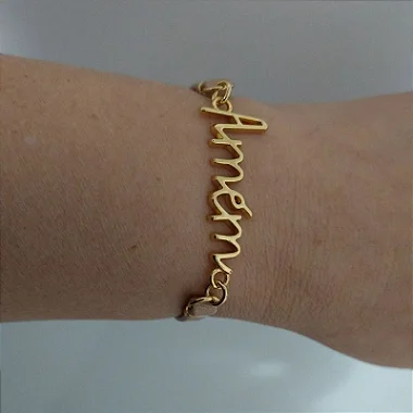 Pulseira Courino bege com peça  Dourada Amem fecho imã