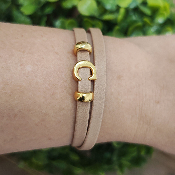 Pulseira Courino Bege de 2 Voltas com Letra Personalizada – Folheada em Ouro (Tamanho Personalizado)