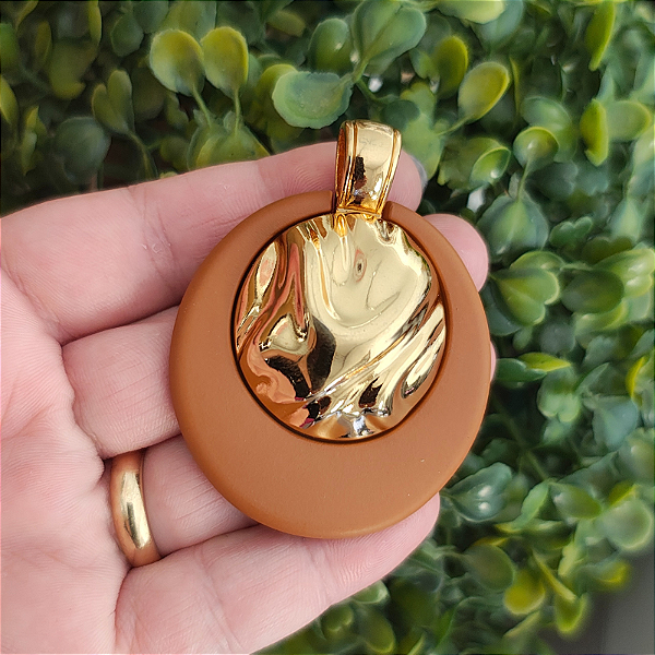 Pingente  orgânico dourado e resina marrom folheado em ouro