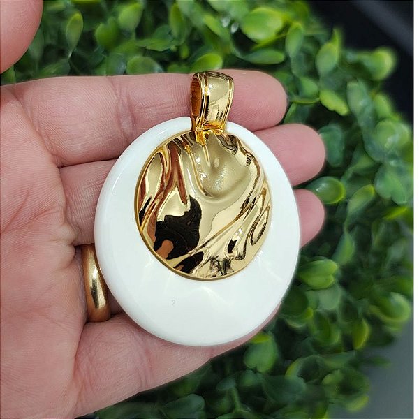 Pingente  orgânico dourado e resina branco folheado em ouro