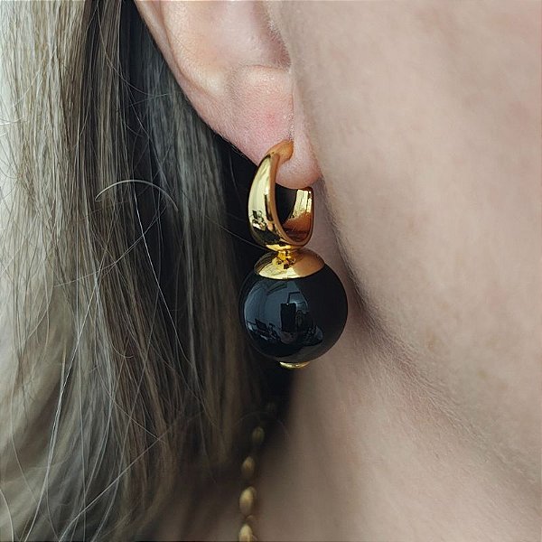 Brinco argola com bola resina preta Folheado em ouro