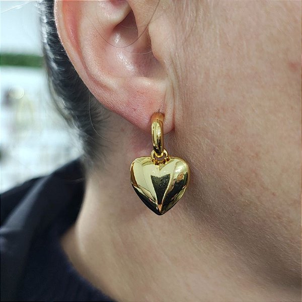 Brinco de argola com pingente formato coração dourado folheado em ouro
