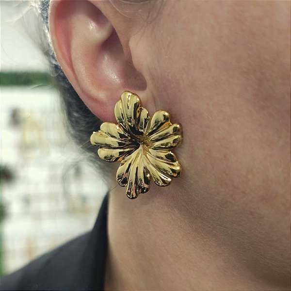 Brinco de pino com detalhe de flor maxi folheado em ouro