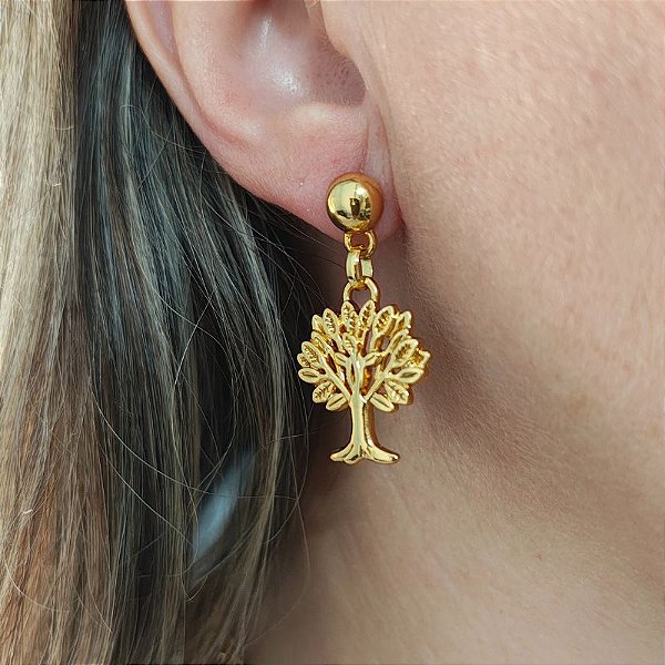 Brinco de pino com pingente de árvore da vida folheado em ouro