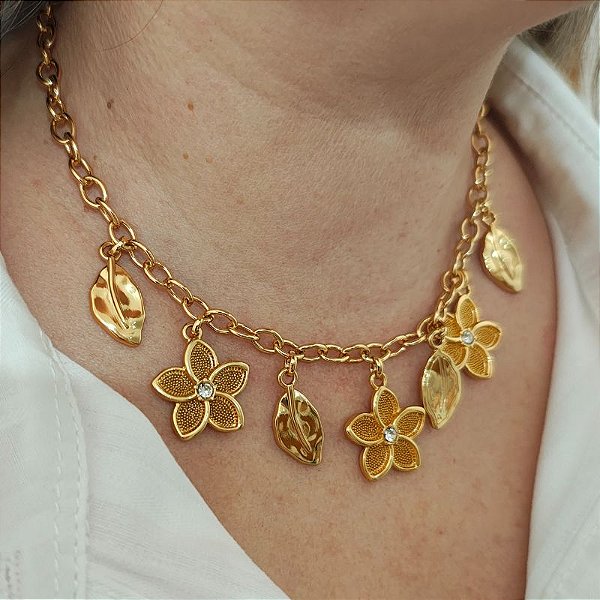 Colar correntaria com pingentes de Flores e folhas folheado em  ouro ( 40 cm + extensor)