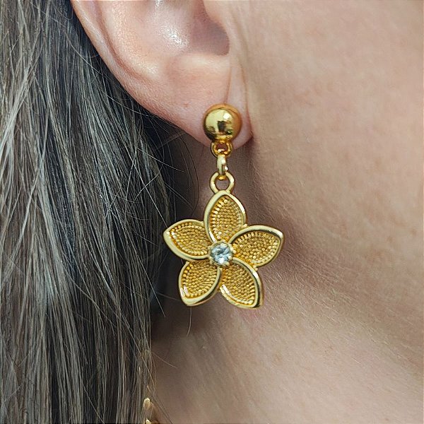 Brinco de pino com pingente flor com strass folheado em ouro