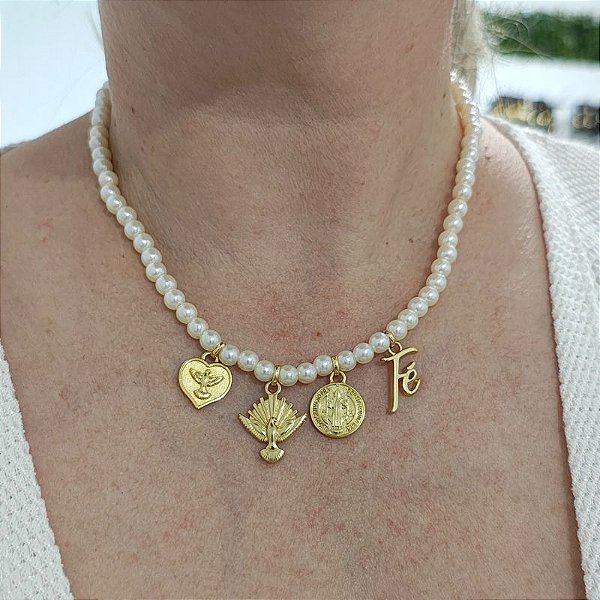 Colar com mini pérolas com pingente estirito santo, são bento e fé com acabamento folheado em ouro