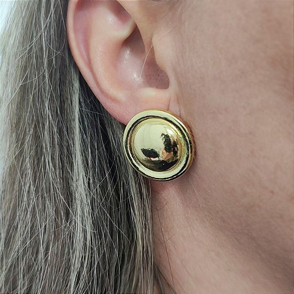 Brinco de formato botão dourado folheado em ouro