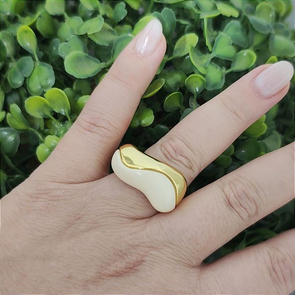 Anel Maxi com Detalhe em Resina Bege – Folheado a Ouro (Aro 21)