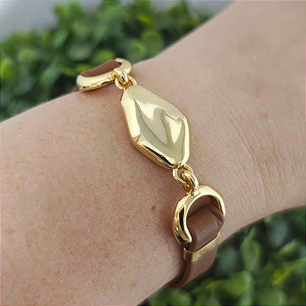 Pulseira couro marrom com peça gota orgânica folheado em ouro