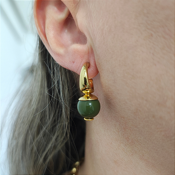 Brinco argola com bola resina verde escuro Folheado em ouro