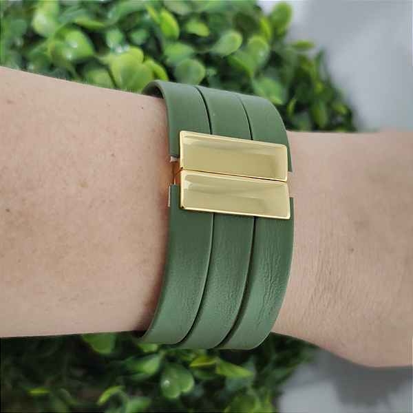 Pulseira Bracelete couro triplo verde com fecho imã folheado em ouro