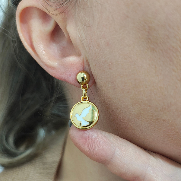 Brinco de pino com pingente de pomba da paz ( espirito santo) branco em folheado em ouro