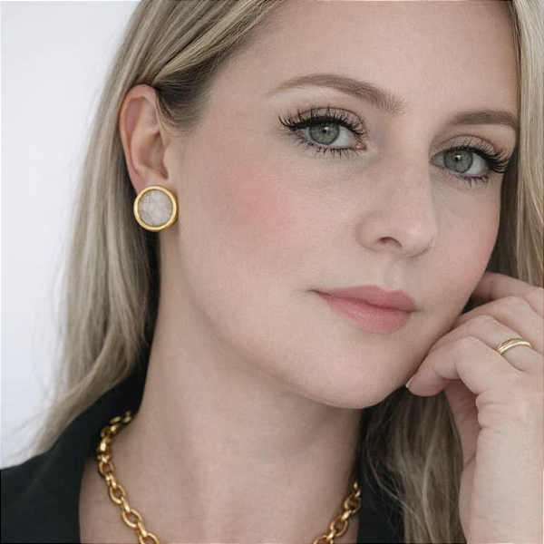 Brinco de formato botão oval resinado bege dourado folheado em ouro