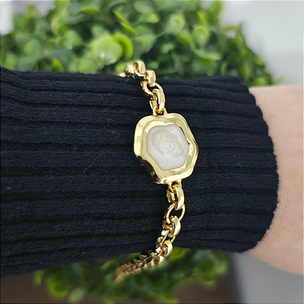 Pulseira correntaria oval com resina perolada corrente íris Folheado em ouro ( P, M e G)