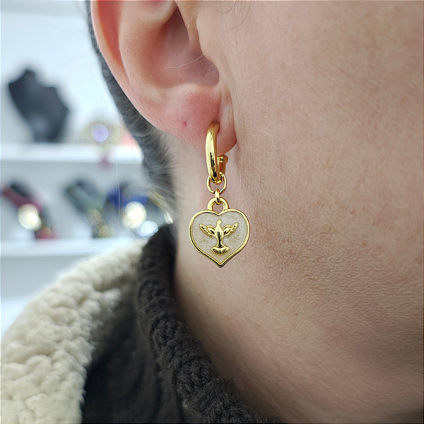 Brincos argola com pingente de espírito santo resina pérola ( bege) formato coração Folheado a Ouro