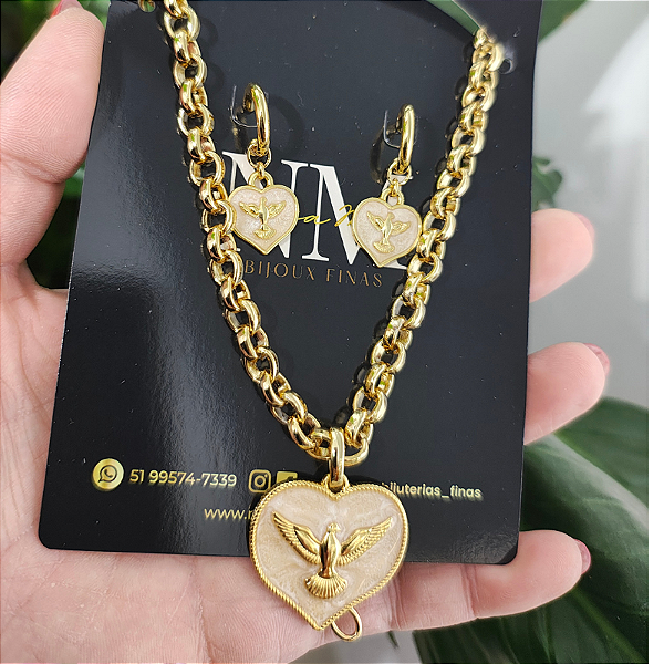 KIT ESPÍRITO SANTO RESINA BEGE - Colar correntaria 45 cm pingente ESPIRITO SANTO BEGE + Brincos argola ESPIRITO SANTO BEGE folheado em ouro