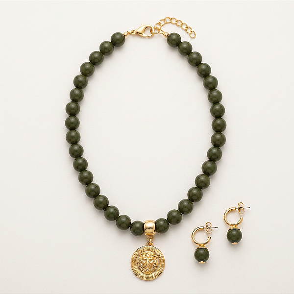 KIT VERDE ESCURO LEÃO - Colar correntaria 40 cm com resinas verdes com pingente leão + Brincos argola resina verde folheado em ouro