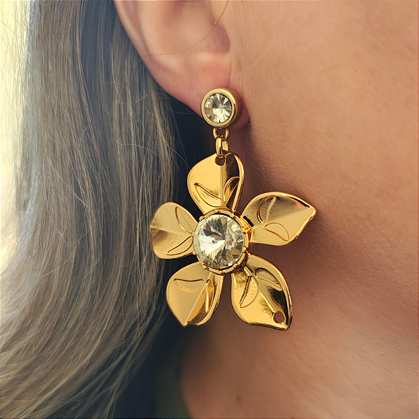 Brinco de pino pingente de Flor com detalhe de strass folheado em ouro