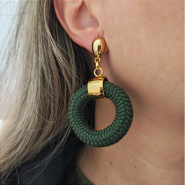 Brinco de pino gota com pingente corda formato circulo verde escuro folheado em ouro 6,5 x 4 cm