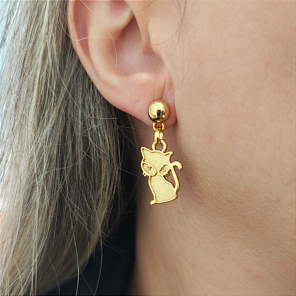 Brinco pino pingente gato sem resina folheado em ouro 3 x 1 cm
