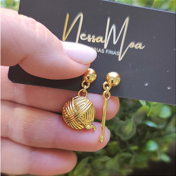 Brinco de Pino com Pingente Crochê Folheado em Ouro