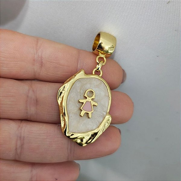 Pingente Oval em Madrepérola com 1 Menina Personalizada Folheado em Ouro