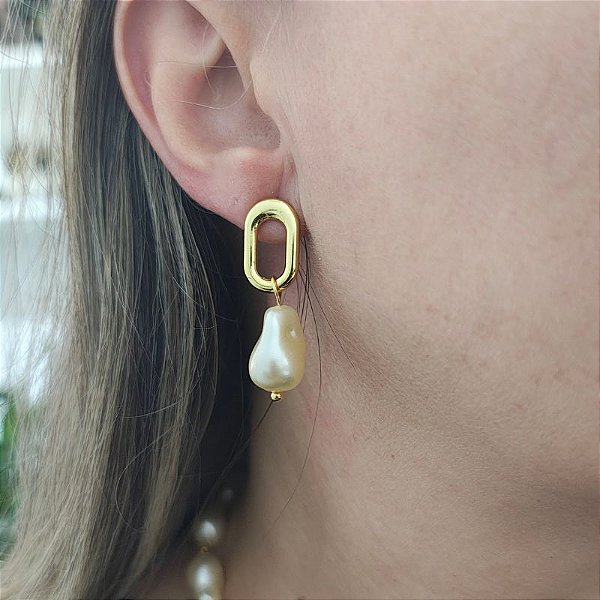 Brinco de pino com peça oval e pérola barroca gota folheado em ouro