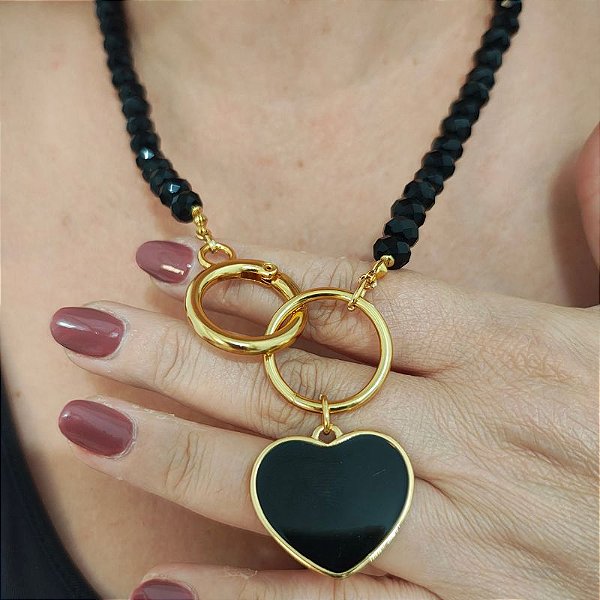 Colar com detalhes em Cristais Preto e pingente de coração resinado preto