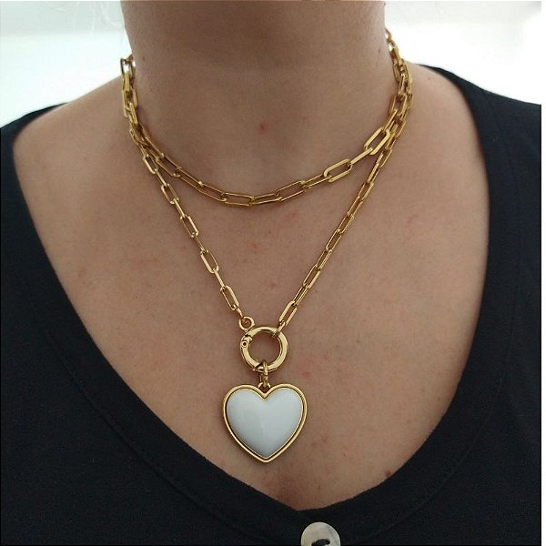 Mix de Colares correntaria com detalhe de pingente de Coração Branco resinado Maria Folheado em ouro