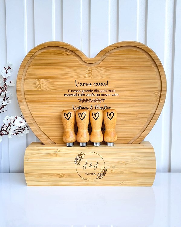 Kit Para Queijos Coração em Bambu Personalizado Padrinhos Casamento