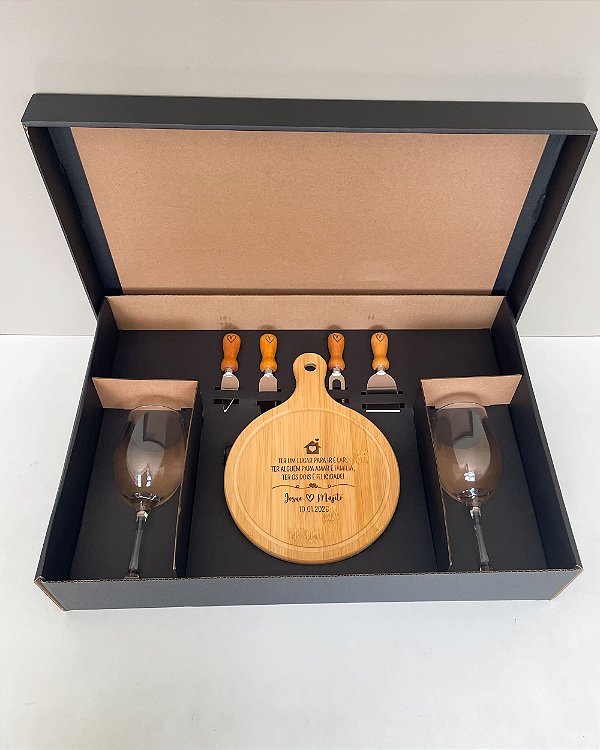 Kit Queijos e Vinhos Personalizado Padrinhos Casamento