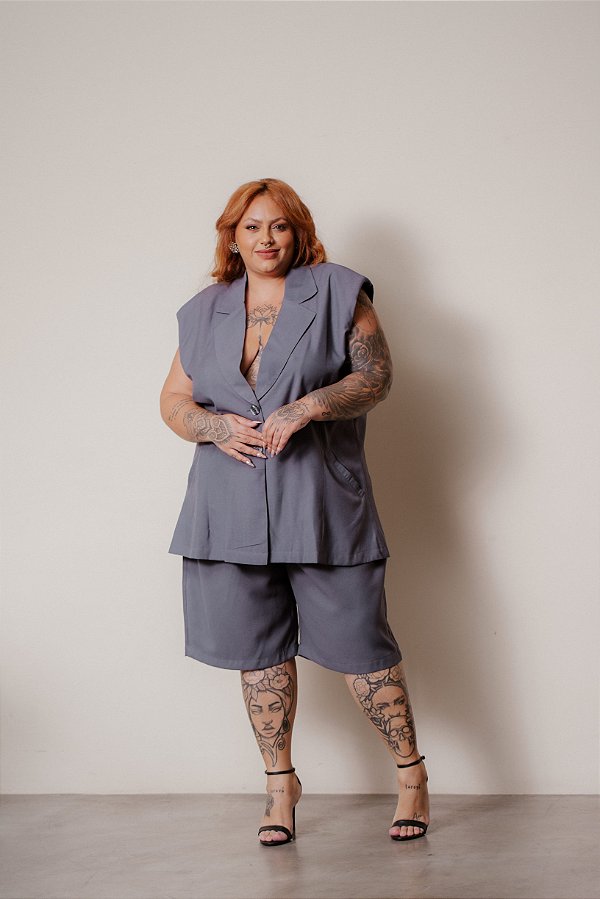 BERMUDA ALFAIATARIA LONGA CINZA CHUMBO PLUS SIZE