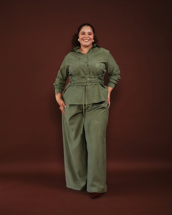 CAMISA RELAXED COTELÊ COM AMARRAÇÃO VERDE MUSGO PLUS SIZE