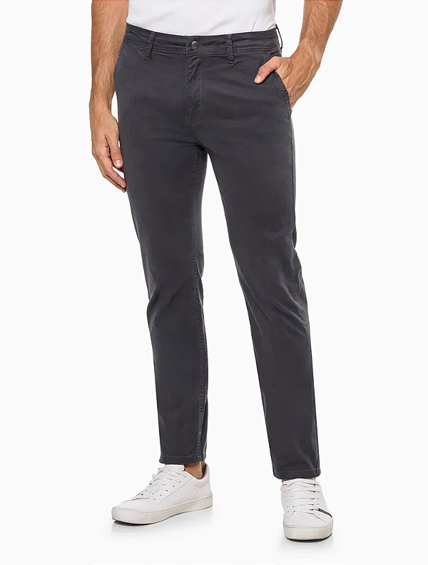 CALVIN KLEIN JEANS CALÇA SARJA CHINO SKINNY COM STRETCH COLOR CHUMBO