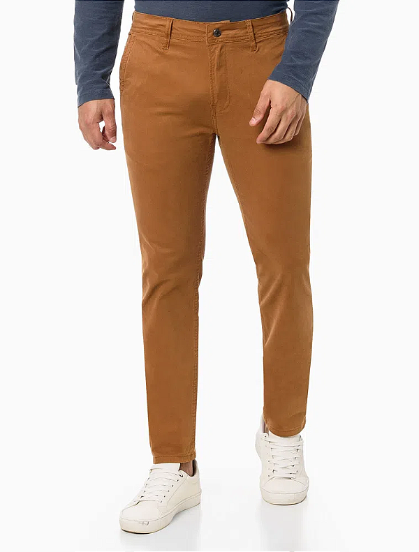 CALVIN KLEIN JEANS CALÇA SARJA CHINO SKINNY COM STRETCH COLOR CAQUI ESCURO
