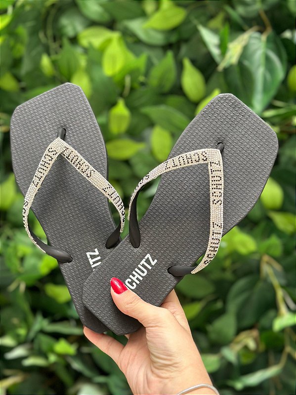 SCHUTZ CHINELO LOGO STRASS PRETO