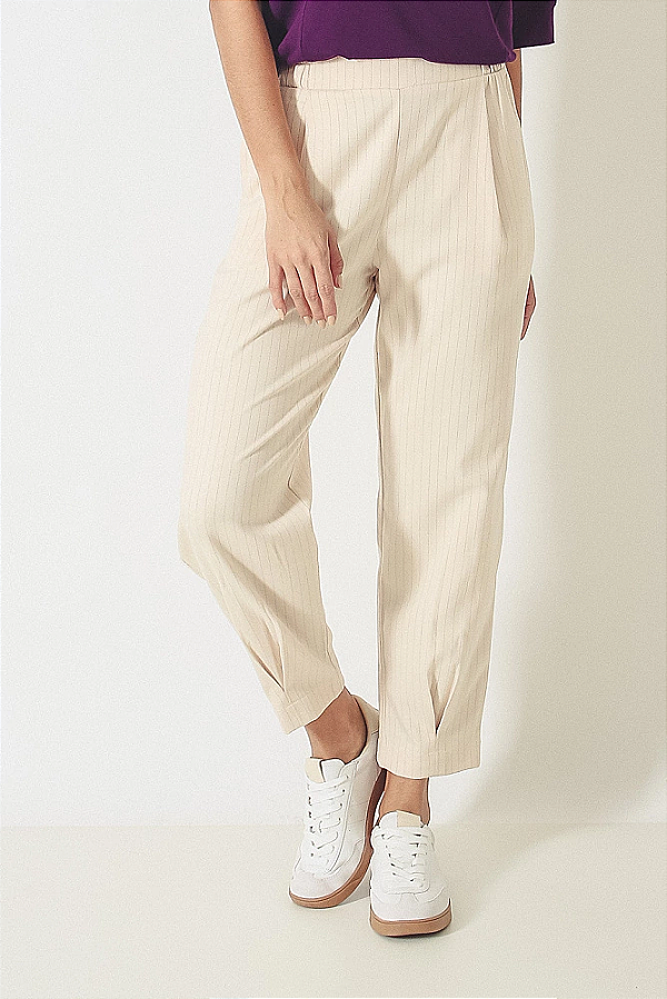 CALÇA ROTERDÃ RISCA DE GIZ COM PREGAS CREME
