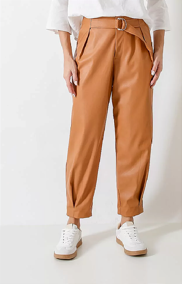 CALÇA COM CINTO E PREGAS CARAMELO