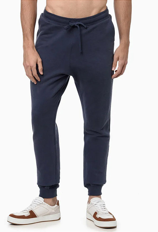 CALVIN KLEIN JEANS CALÇA MOLETOM COM BOLSOS LOGO DETALHE AZUL MARINHO