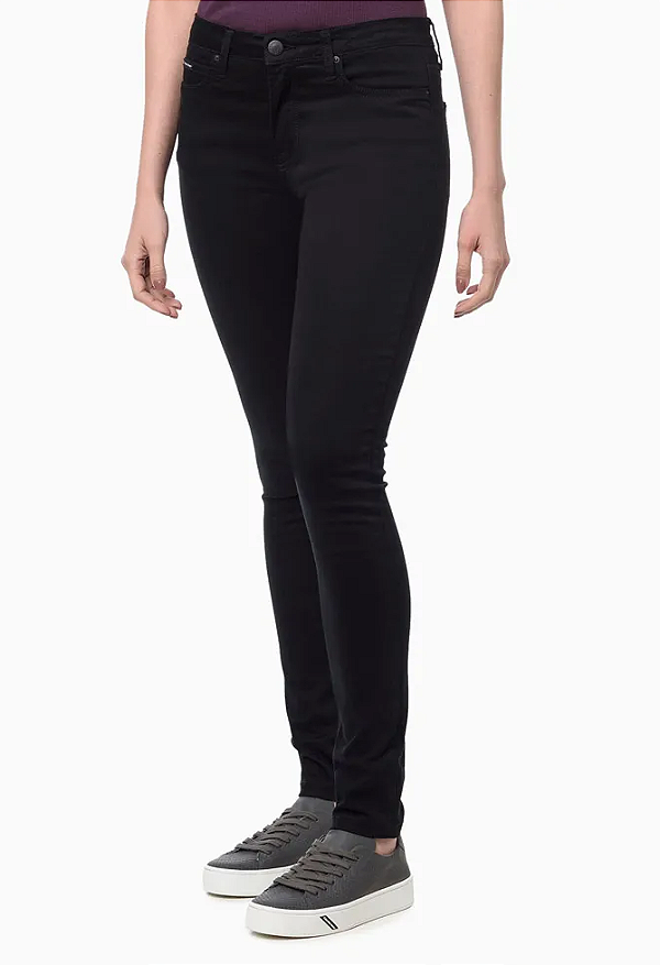CALVIN KLEIN JEANS CALÇA COLOR DE SARJA INFINITE BLACK SUPER SKINNY CINTURA MÉDIA PRETO